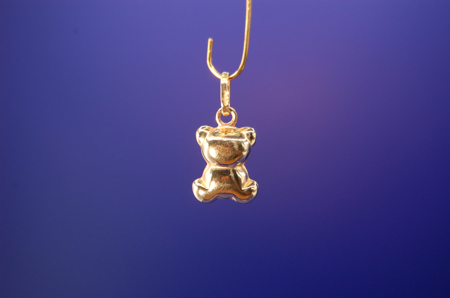Feiner Bären-Anhänger in Gold - Nahaufnahme der hochwertigen Verarbeitung