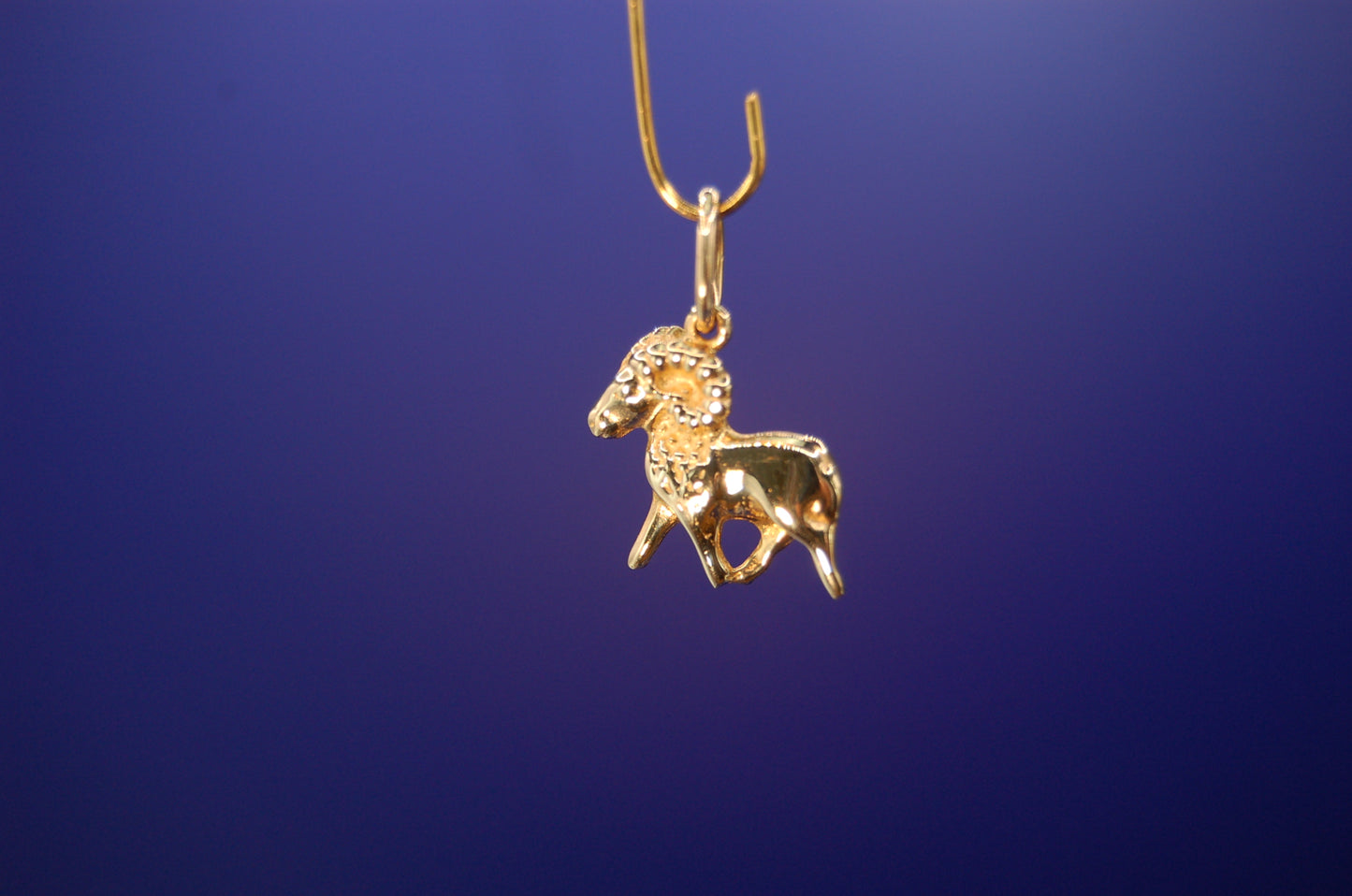 Steinbock Anhänger aus 585 Gelbgold - Frontansicht des Sternzeichen-Schmuckstücks