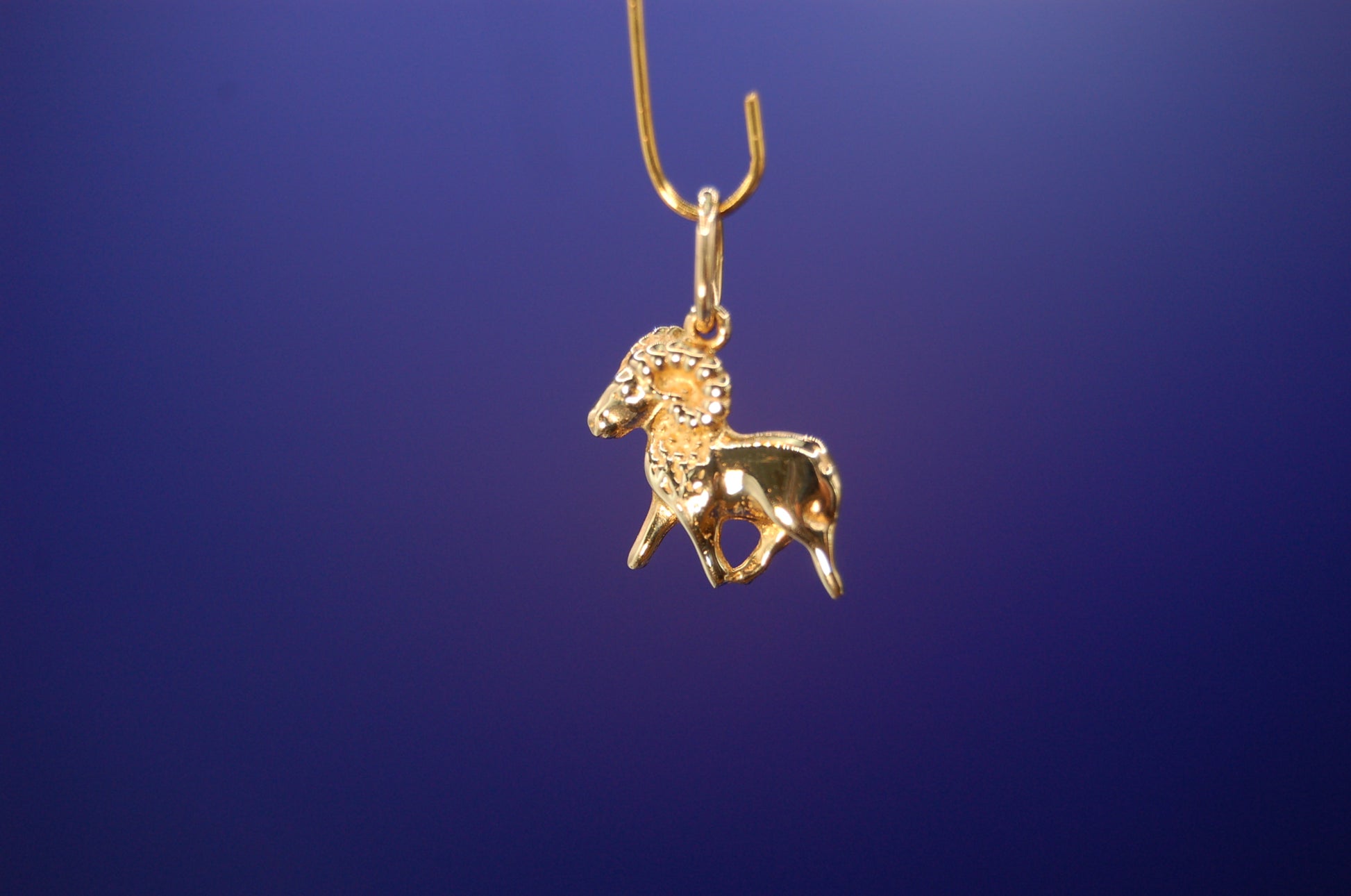 Steinbock Anhänger aus 585 Gelbgold - Frontansicht des Sternzeichen-Schmuckstücks