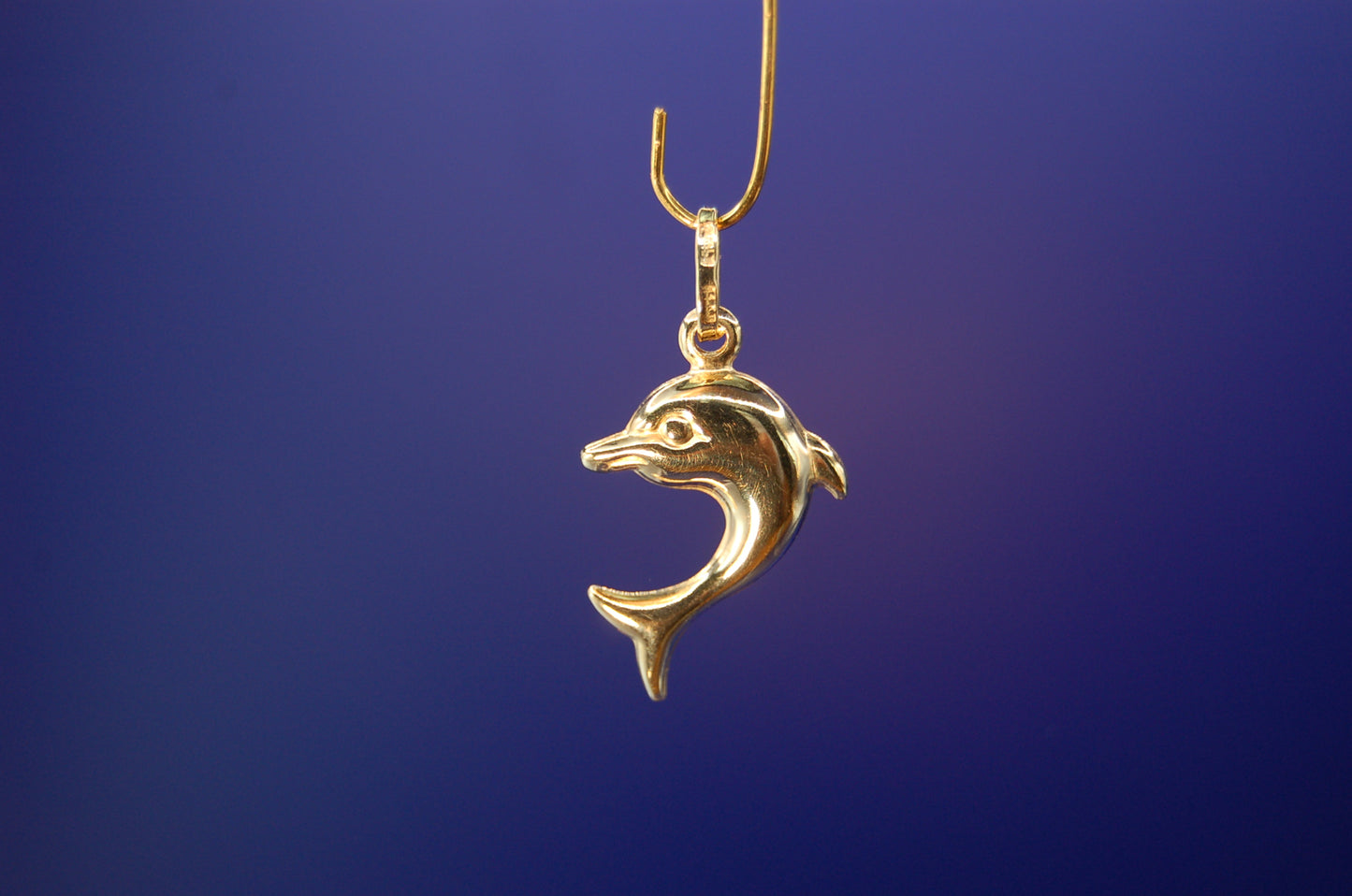 Delfin-Anhänger aus 585 Gelbgold - Frontansicht des Meerestier-Schmucks