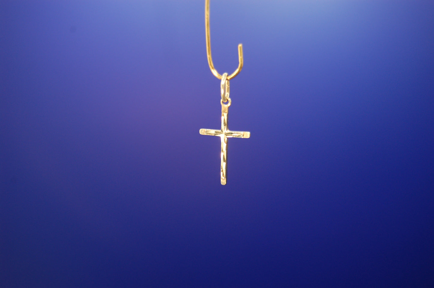 Kreuz-Anhänger aus 585 Gelbgold - Frontansicht des religiösen Schmuckstücks