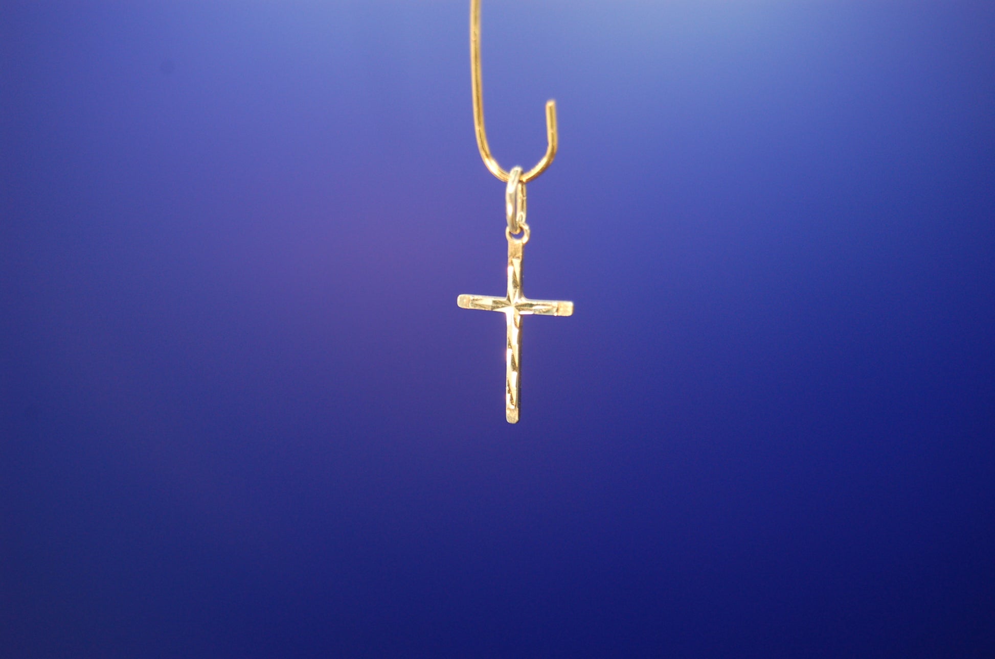 Kreuz-Anhänger aus 585 Gelbgold - Frontansicht des religiösen Schmuckstücks