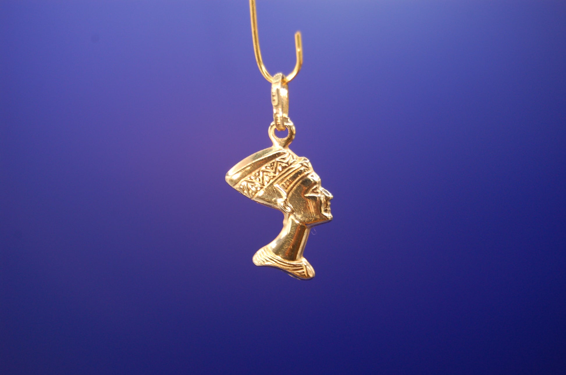 Nofretete Anhänger aus 585 Gelbgold - Frontansicht des ägyptischen Schmuckstücks