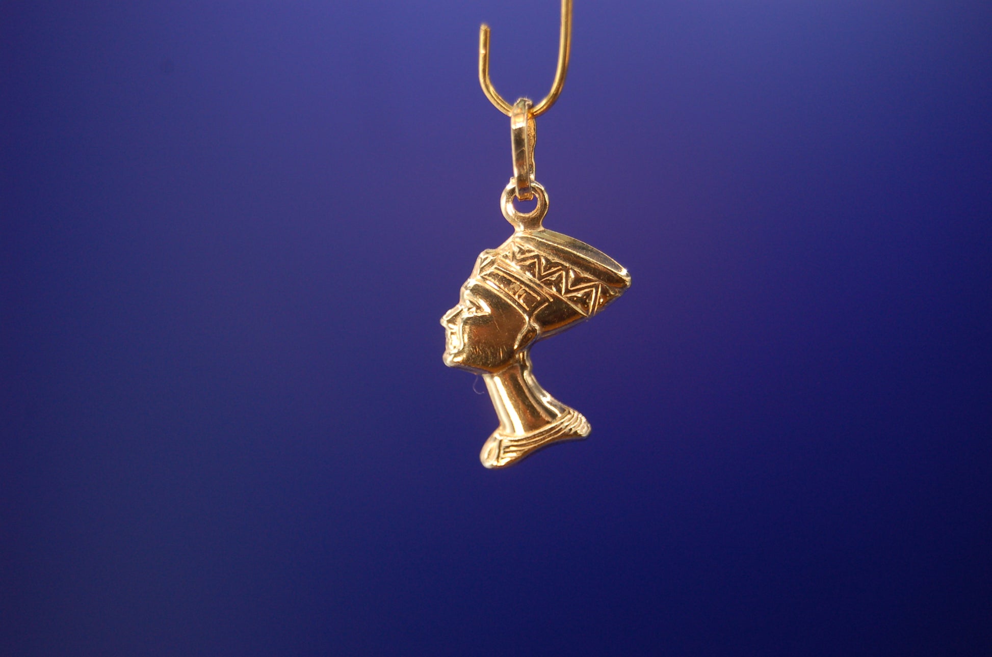 585er Gelbgold Nofretete Anhänger - Nahaufnahme des antiken Designs