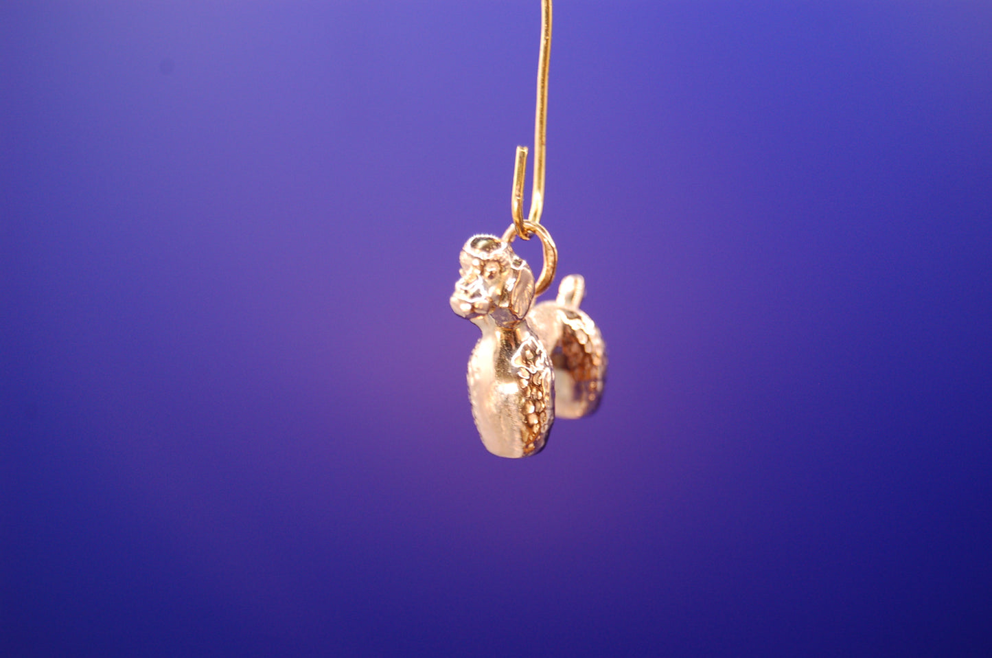 333er Gelbgold Pudel-Anhänger - Nahaufnahme des liebevollen Designs