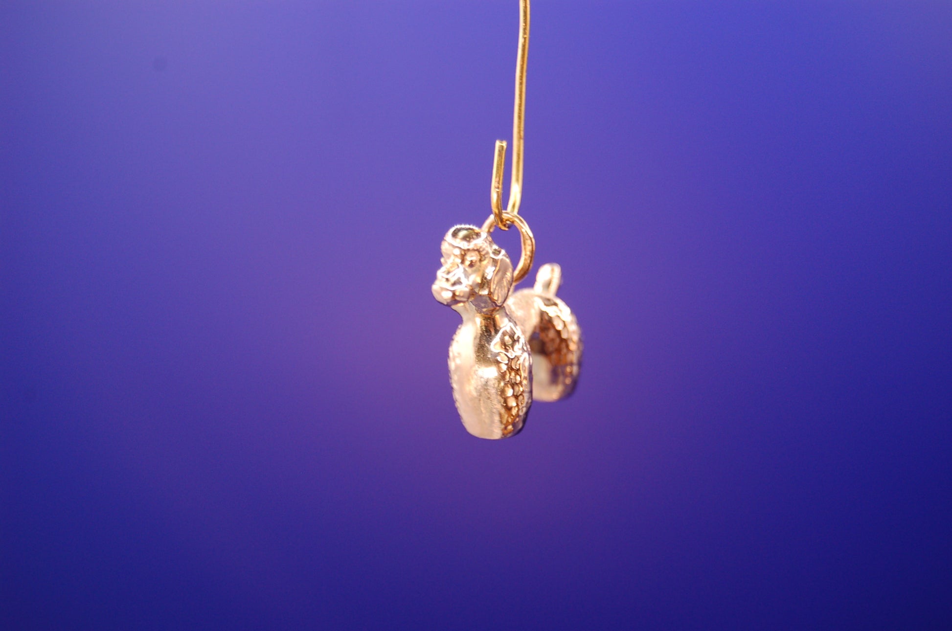 333er Gelbgold Pudel-Anhänger - Nahaufnahme des liebevollen Designs