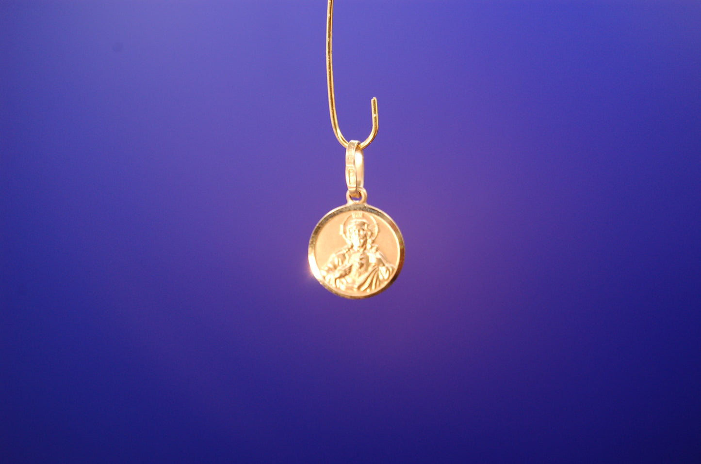 Mutter Gottes Anhänger aus 585 Gelbgold - Frontansicht des religiösen Schmucks