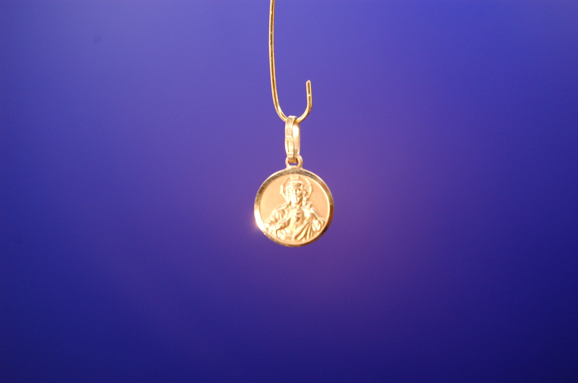 Mutter Gottes Anhänger aus 585 Gelbgold - Frontansicht des religiösen Schmucks