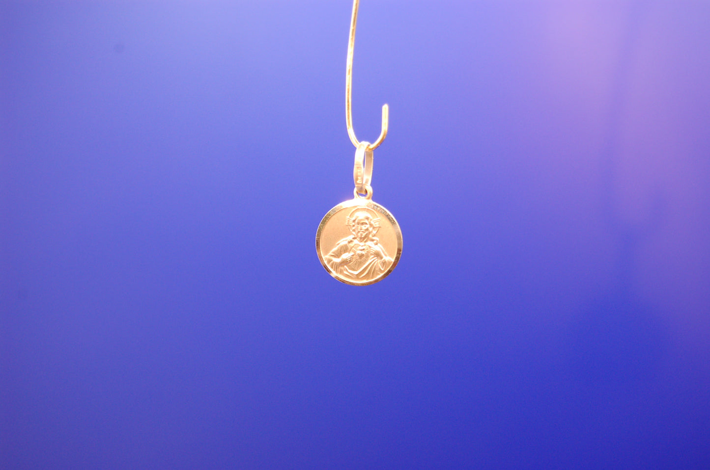 Goldener Mutter Gottes Anhänger 14 Karat - Detailaufnahme des spirituellen Motivs