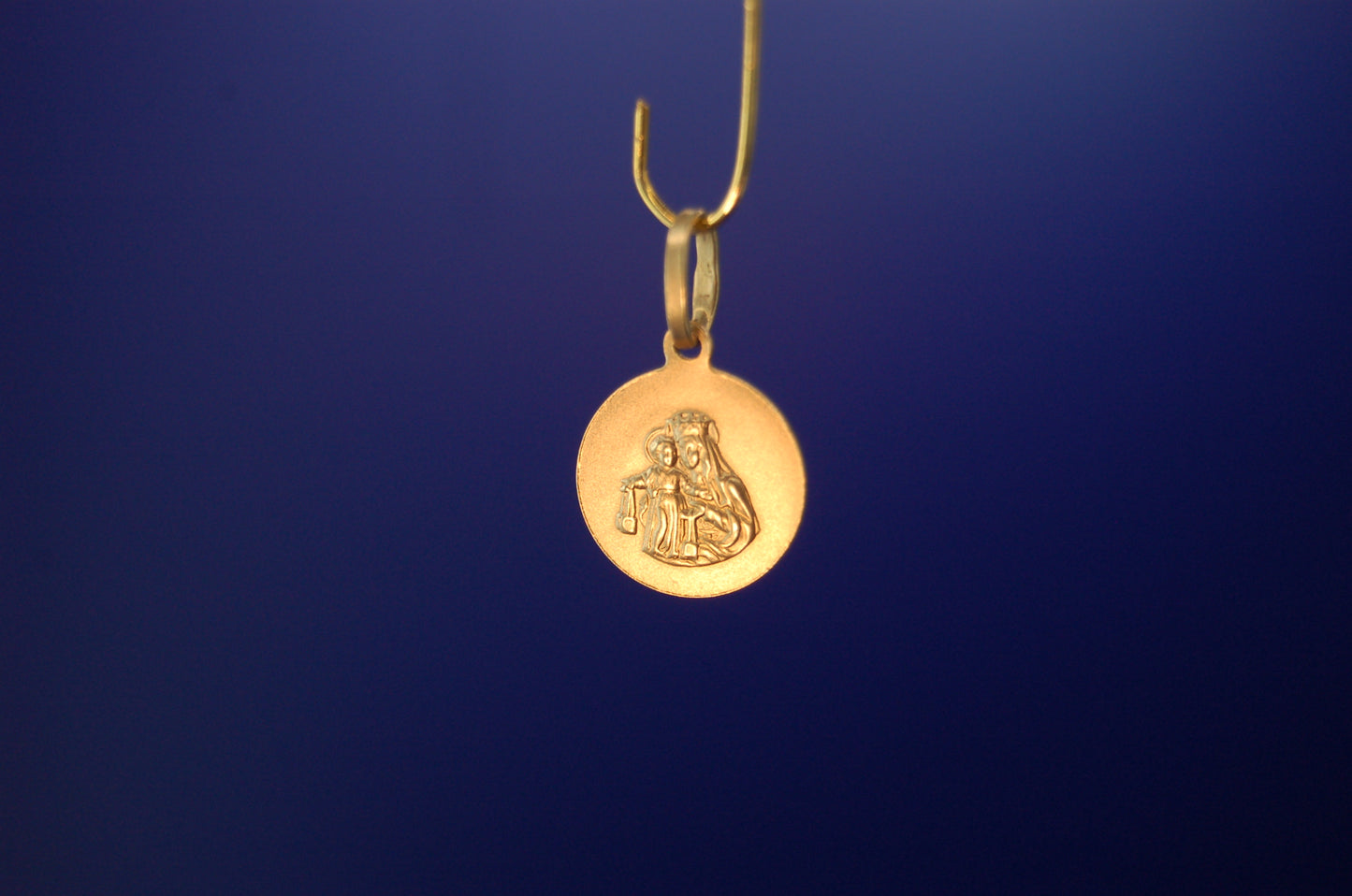 Religiöser Mutter Gottes Anhänger in Gold - Nahaufnahme der feinen Verarbeitung