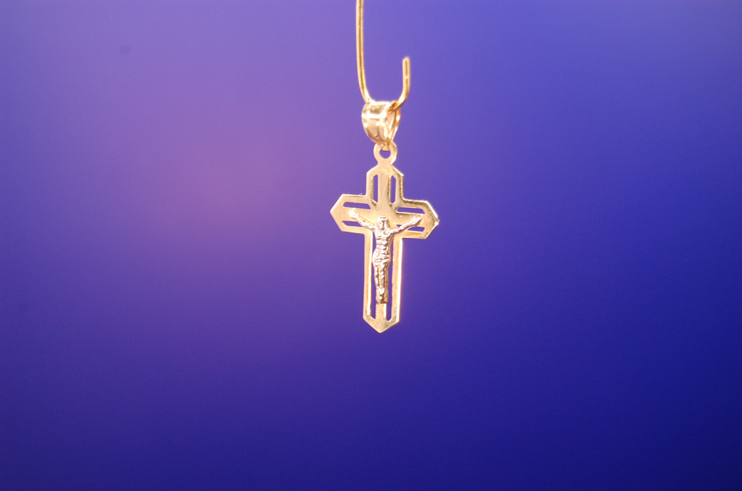 Kreuz-Anhänger aus 585 Gold - Frontansicht des religiösen Schmuckstücks