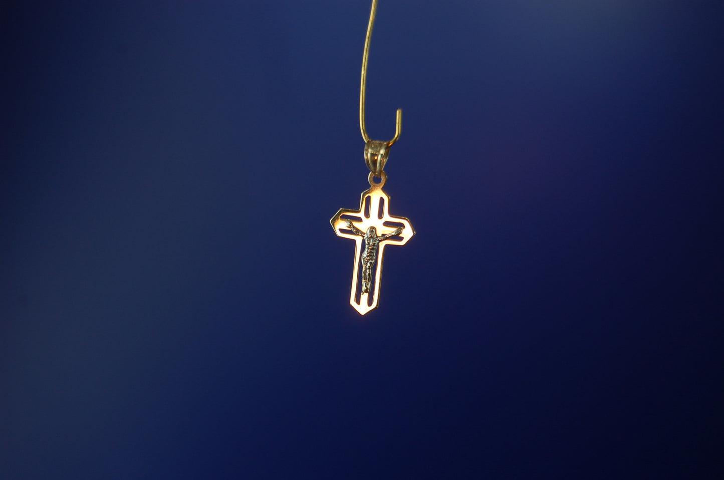 585er Gold Kreuz-Anhänger - Seitenansicht des zeitlosen Designs