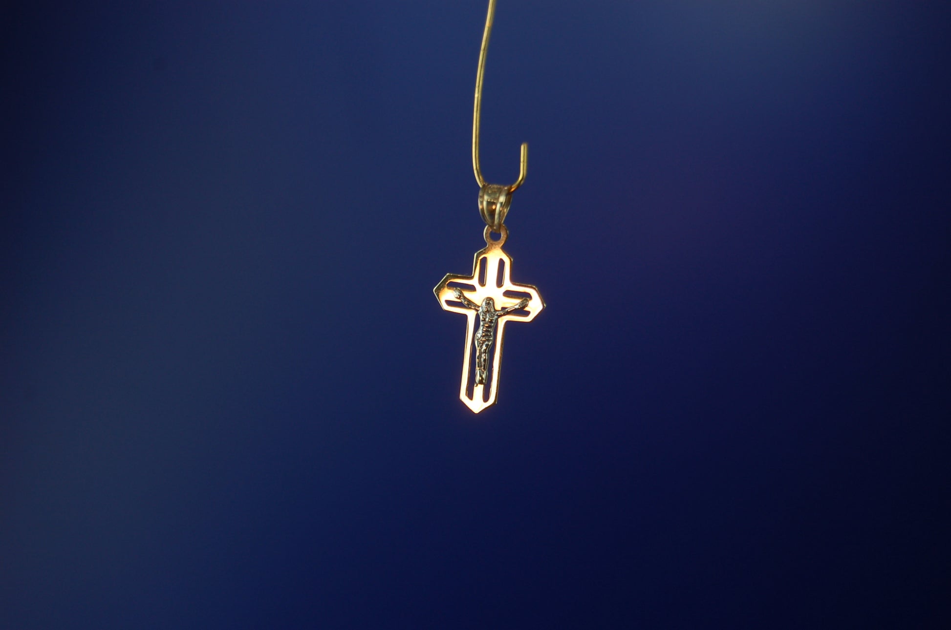 585er Gold Kreuz-Anhänger - Seitenansicht des zeitlosen Designs