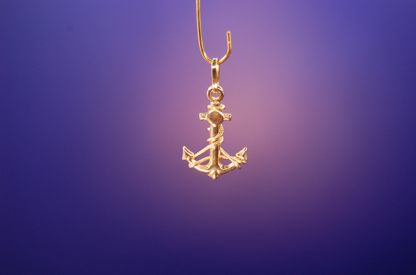 Goldener Anker-Anhänger 14 Karat - Detailaufnahme des nautischen Designs