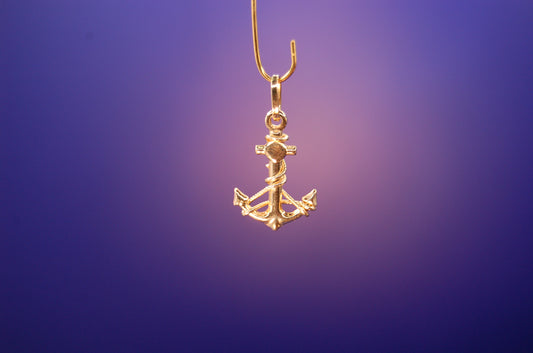 Goldener Anker-Anhänger 14 Karat - Detailaufnahme des nautischen Designs
