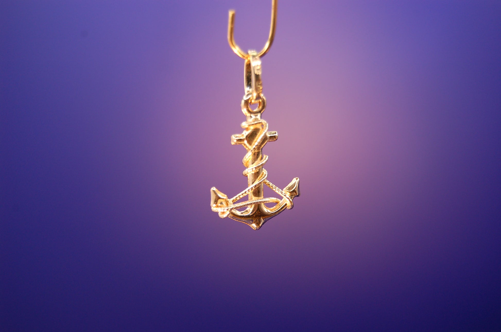 Maritimer Anker-Anhänger in Gold - Nahaufnahme der feinen Verarbeitung