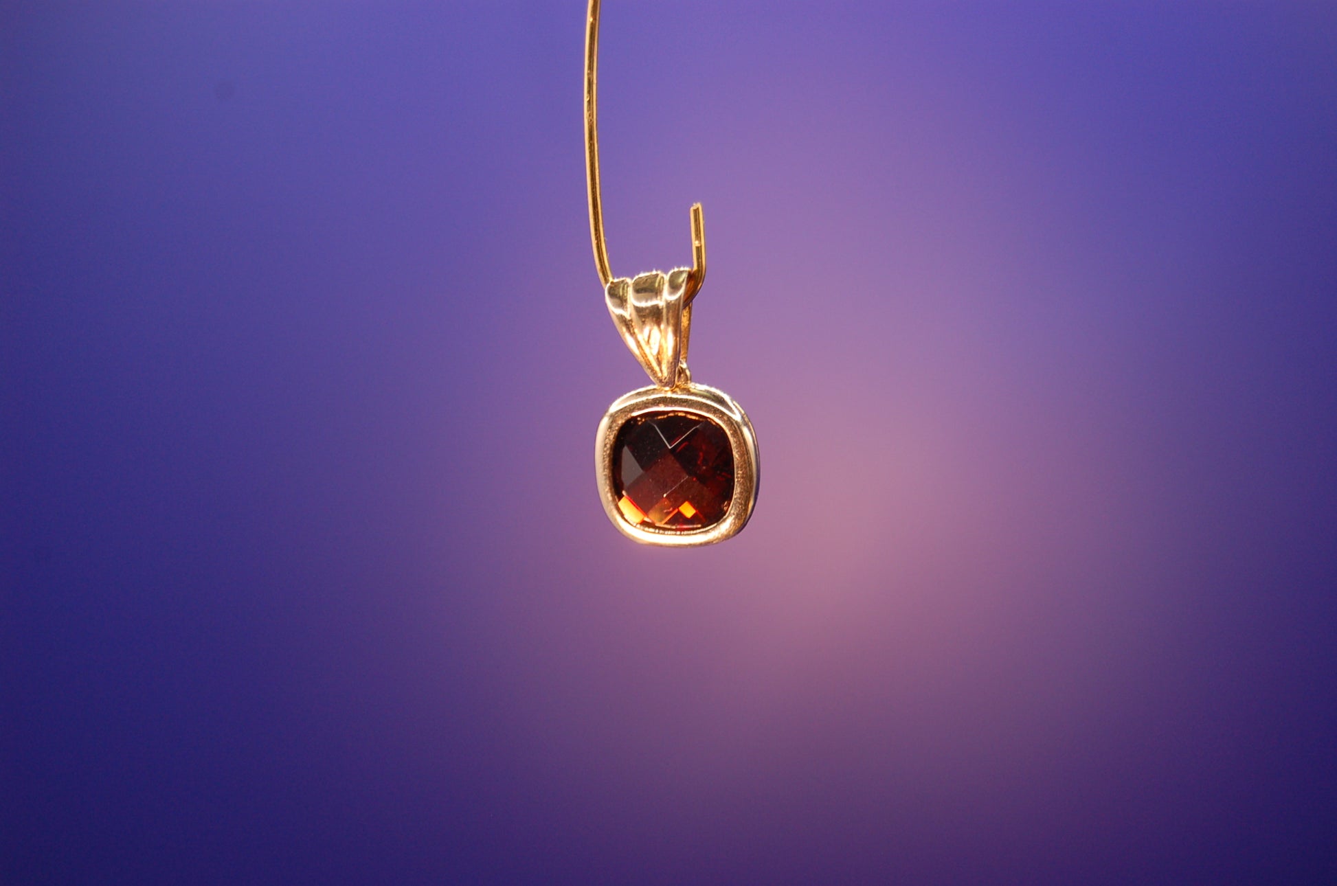 Anhänger aus 585 Gelbgold mit Granatstein - Frontansicht des Edelsteinschmucks
