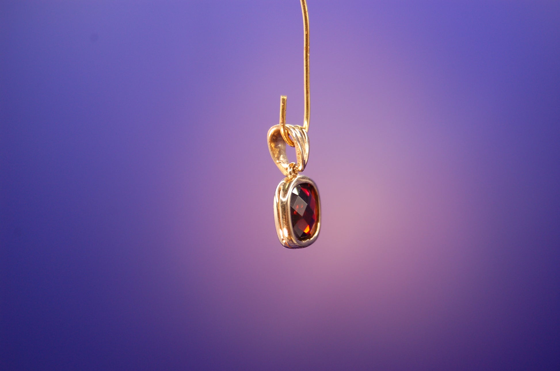 585er Gelbgold Anhänger mit Granatstein - Nahaufnahme der edlen Fassung
