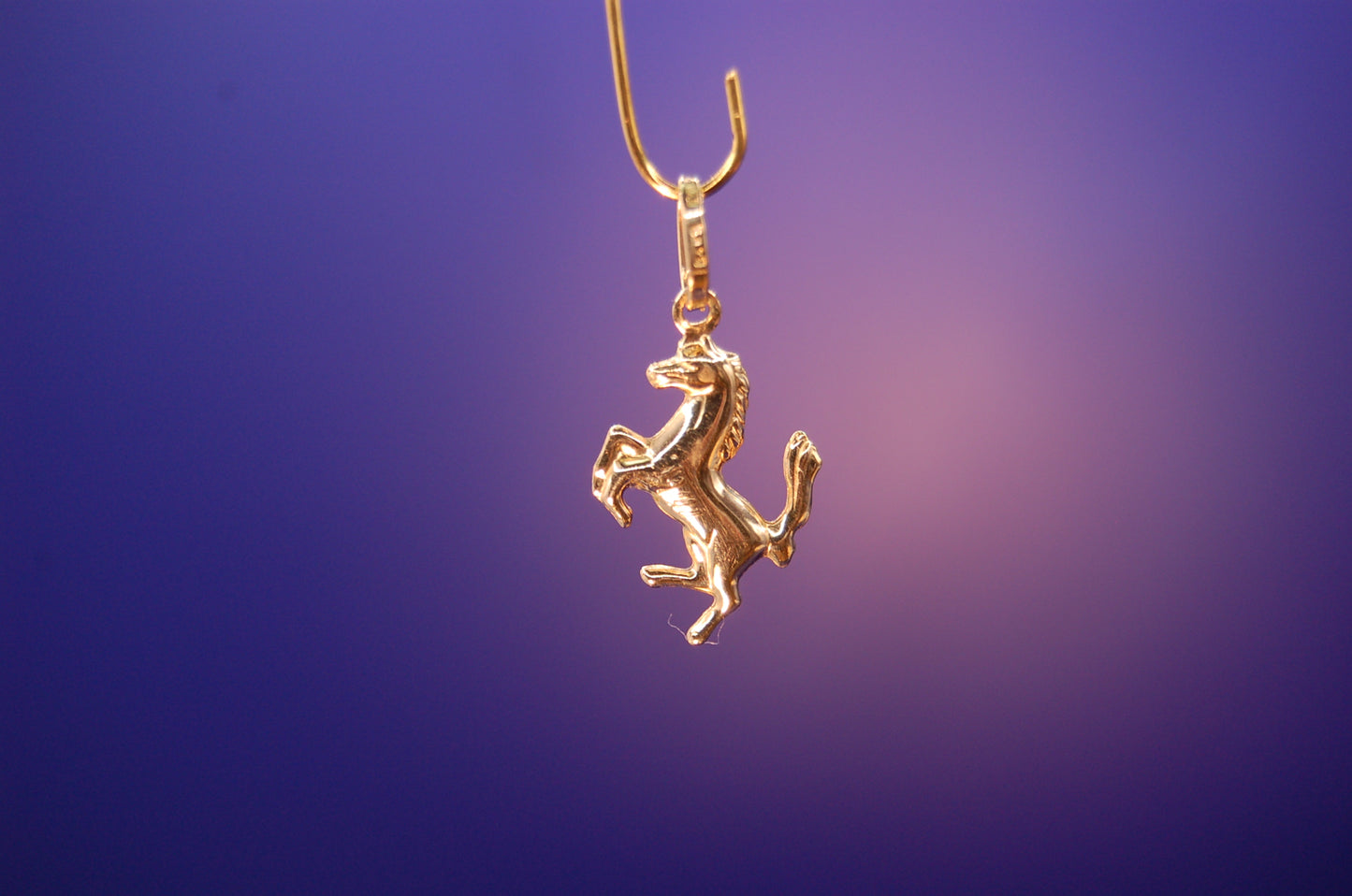 Pferde-Anhänger aus 585 Gelbgold - Frontansicht des Tier-Schmuckstücks