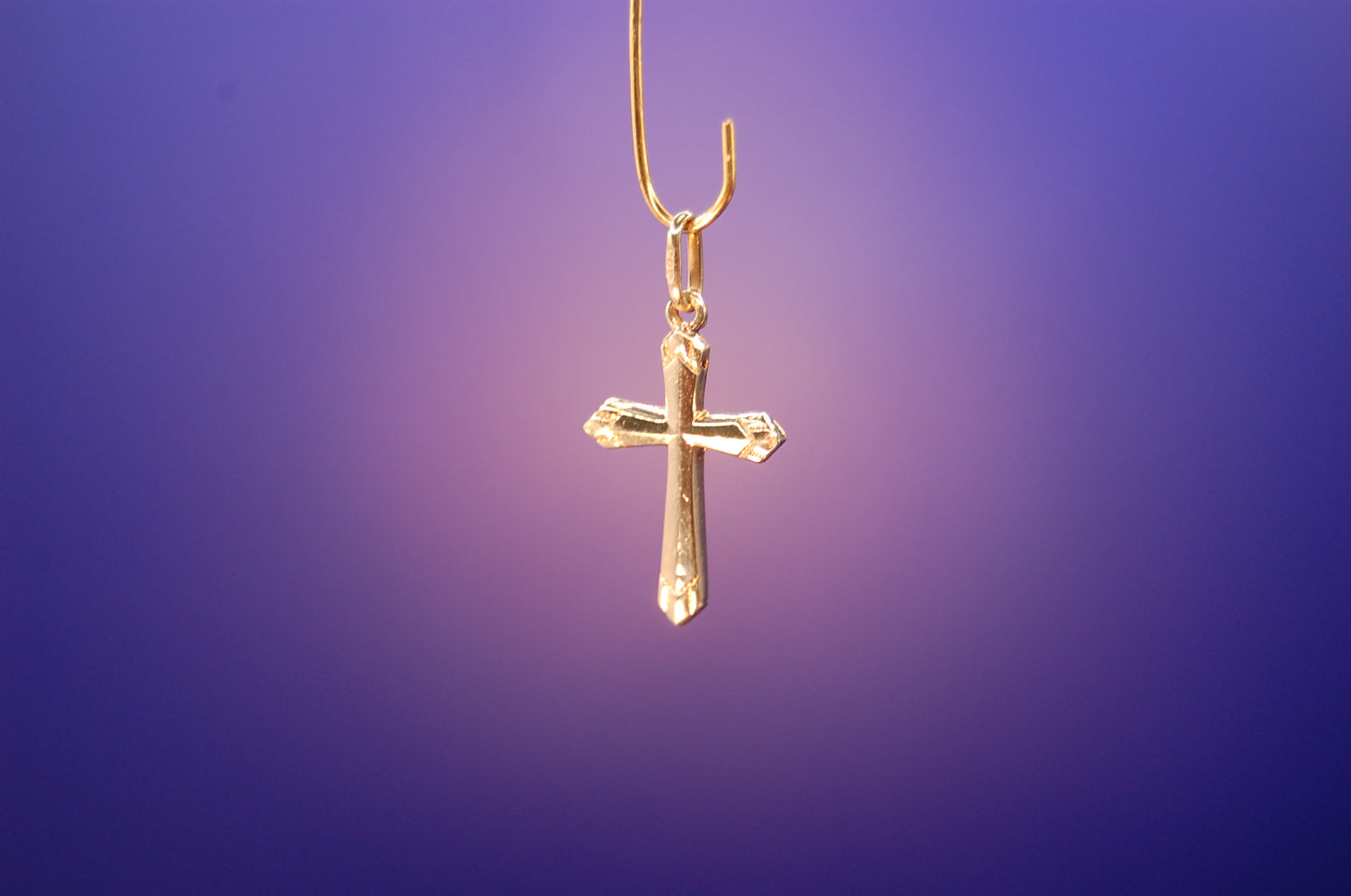 Eleganter Kreuz-Anhänger aus 585 Gelbgold - Frontansicht des religiösen Schmucks