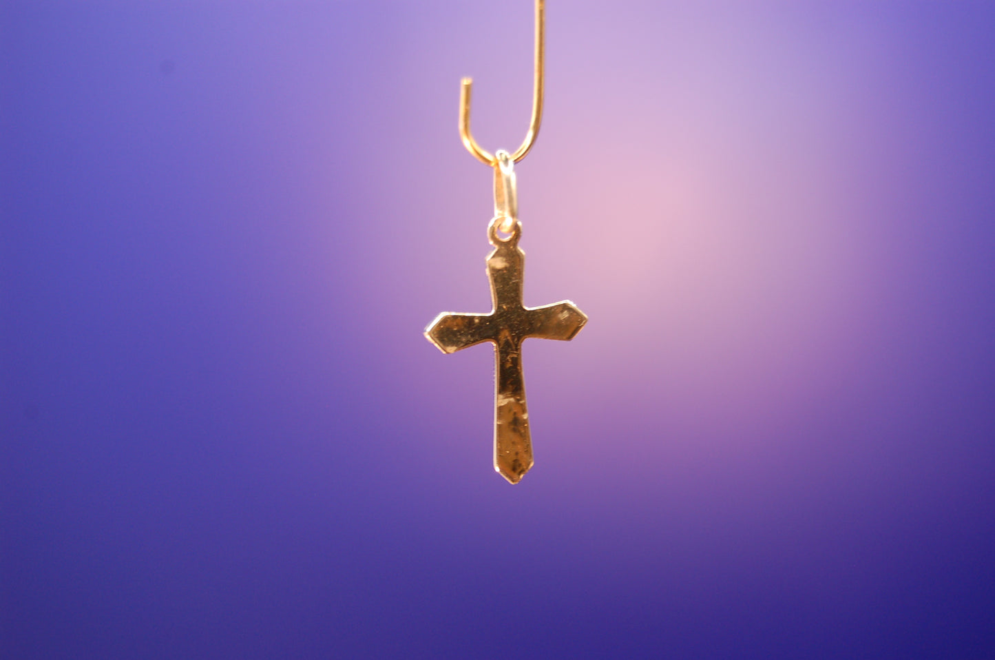 Goldener Kreuz-Anhänger 14 Karat - Detailaufnahme des zeitlosen Designs