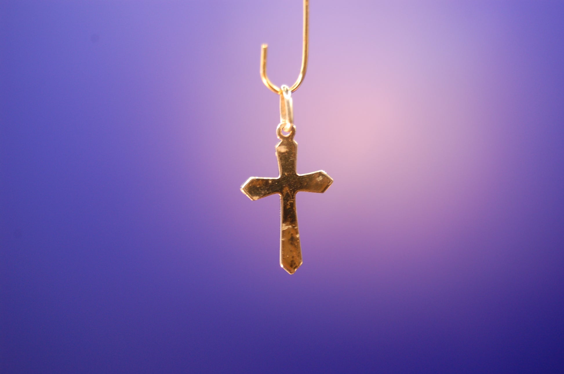 Goldener Kreuz-Anhänger 14 Karat - Detailaufnahme des zeitlosen Designs