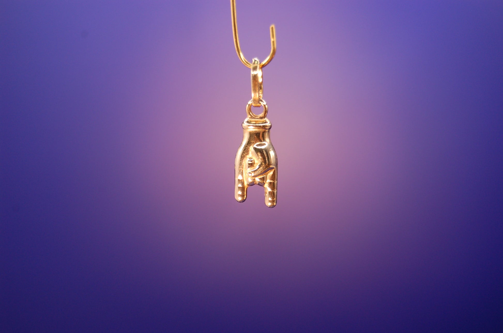 Rock On Anhänger aus 585 Gelbgold - Frontansicht des Musik-Schmuckstücks