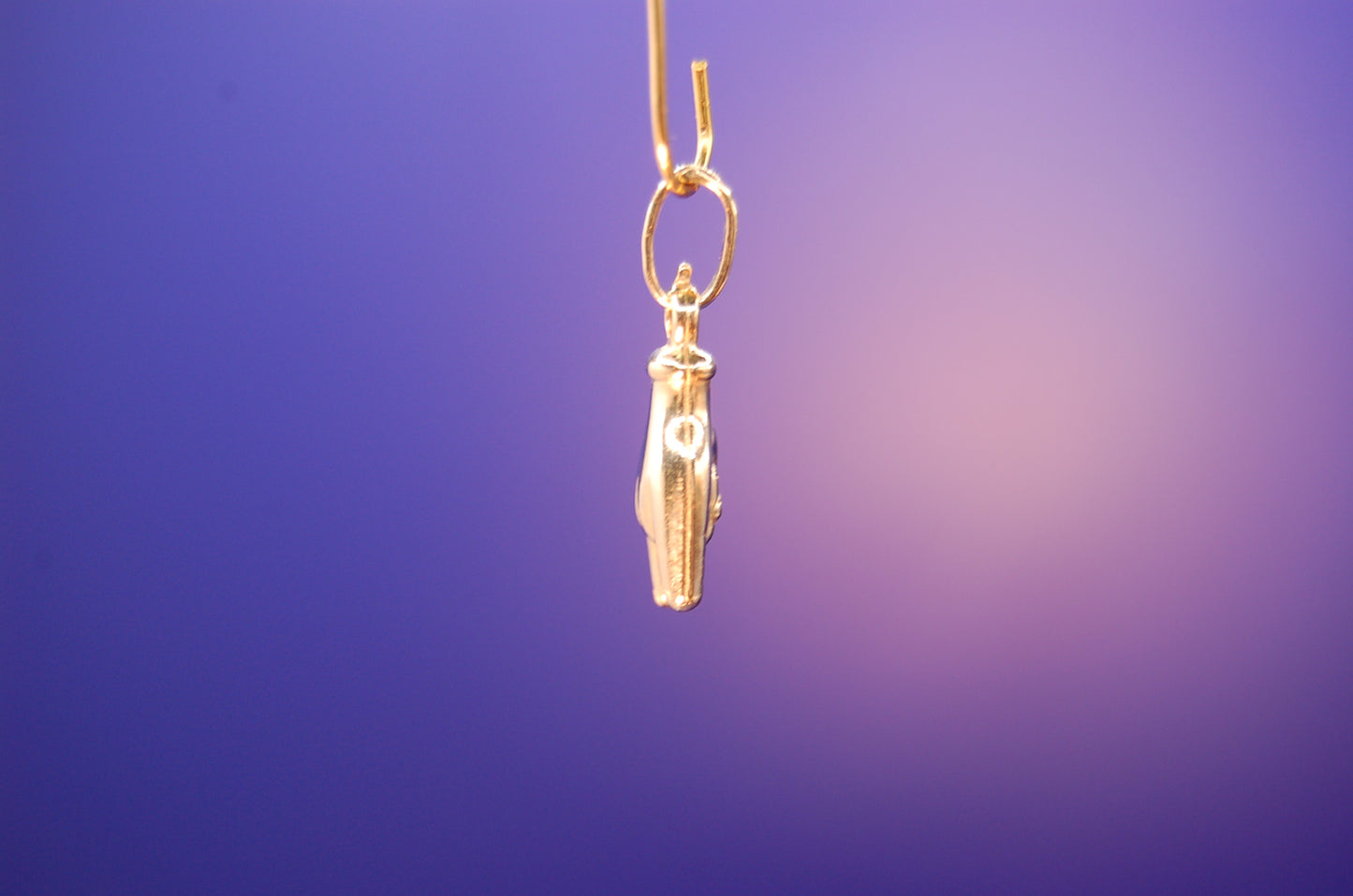 585er Gelbgold Rock On Anhänger - Nahaufnahme des coolen Designs