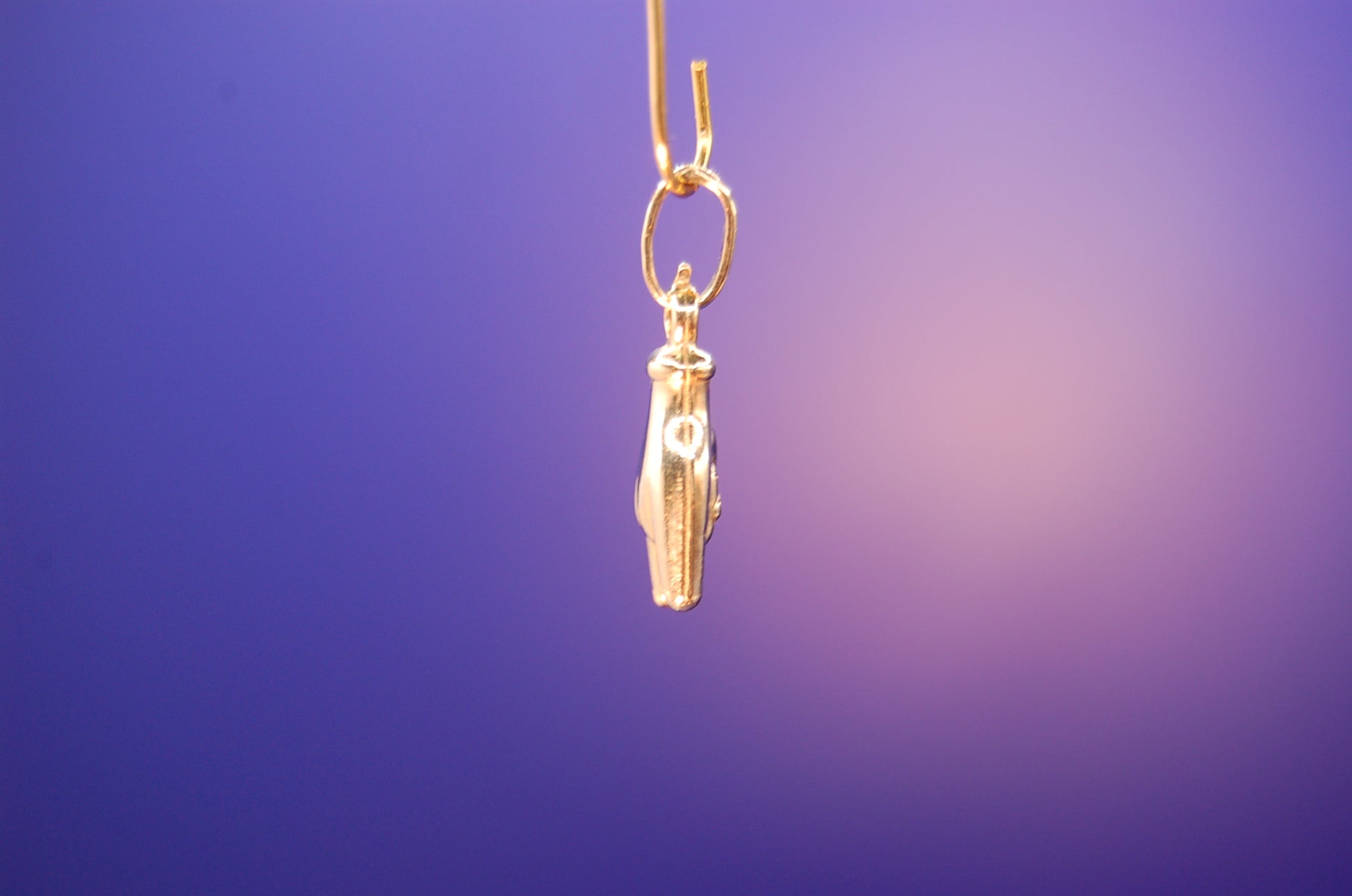 585er Gelbgold Rock On Anhänger - Nahaufnahme des coolen Designs