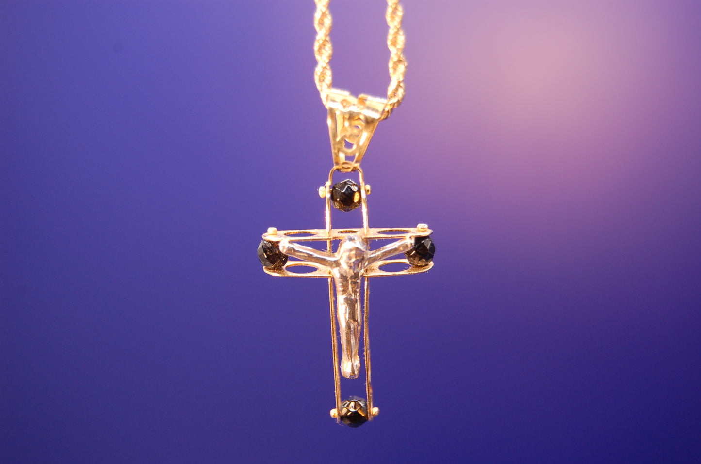 Kordelkette mit Kreuz-Anhänger aus 750 Gold mit Onyx - Frontansicht des religiösen Schmucksets