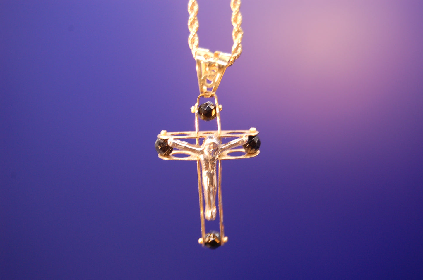 Goldene Kordelkette mit Kreuz und Onyx 18 Karat - Detailaufnahme des zweifarbigen Designs