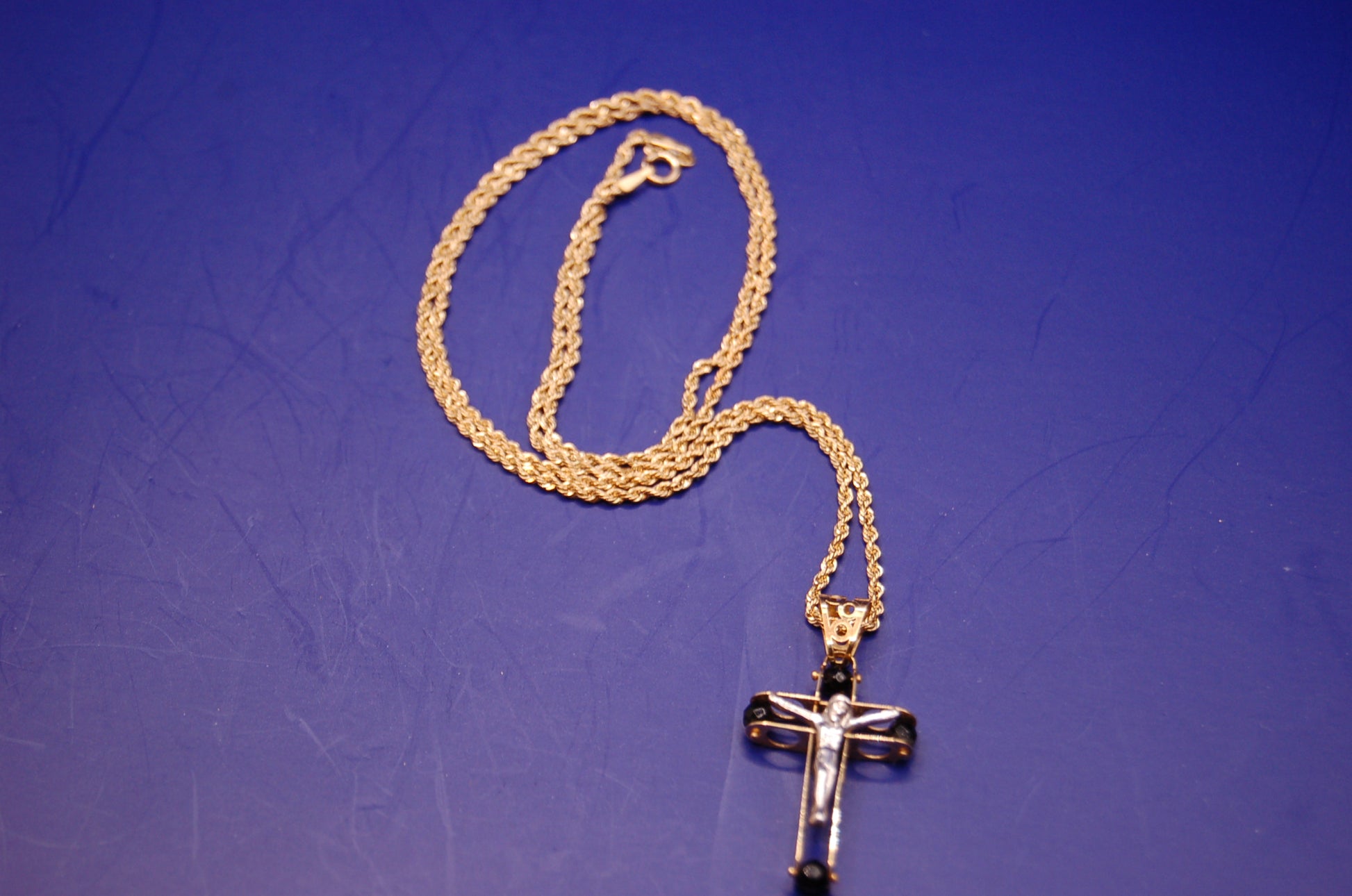 750er Gold Kordelkette mit Kreuz-Anhänger - Nahaufnahme des Onyx-Steins