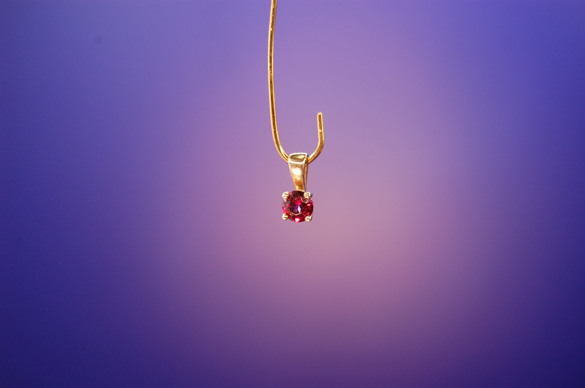 Anhänger aus 585 Gelbgold - Frontansicht des eleganten Goldschmucks