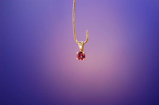 Anhänger aus 585 Gelbgold - Frontansicht des eleganten Goldschmucks