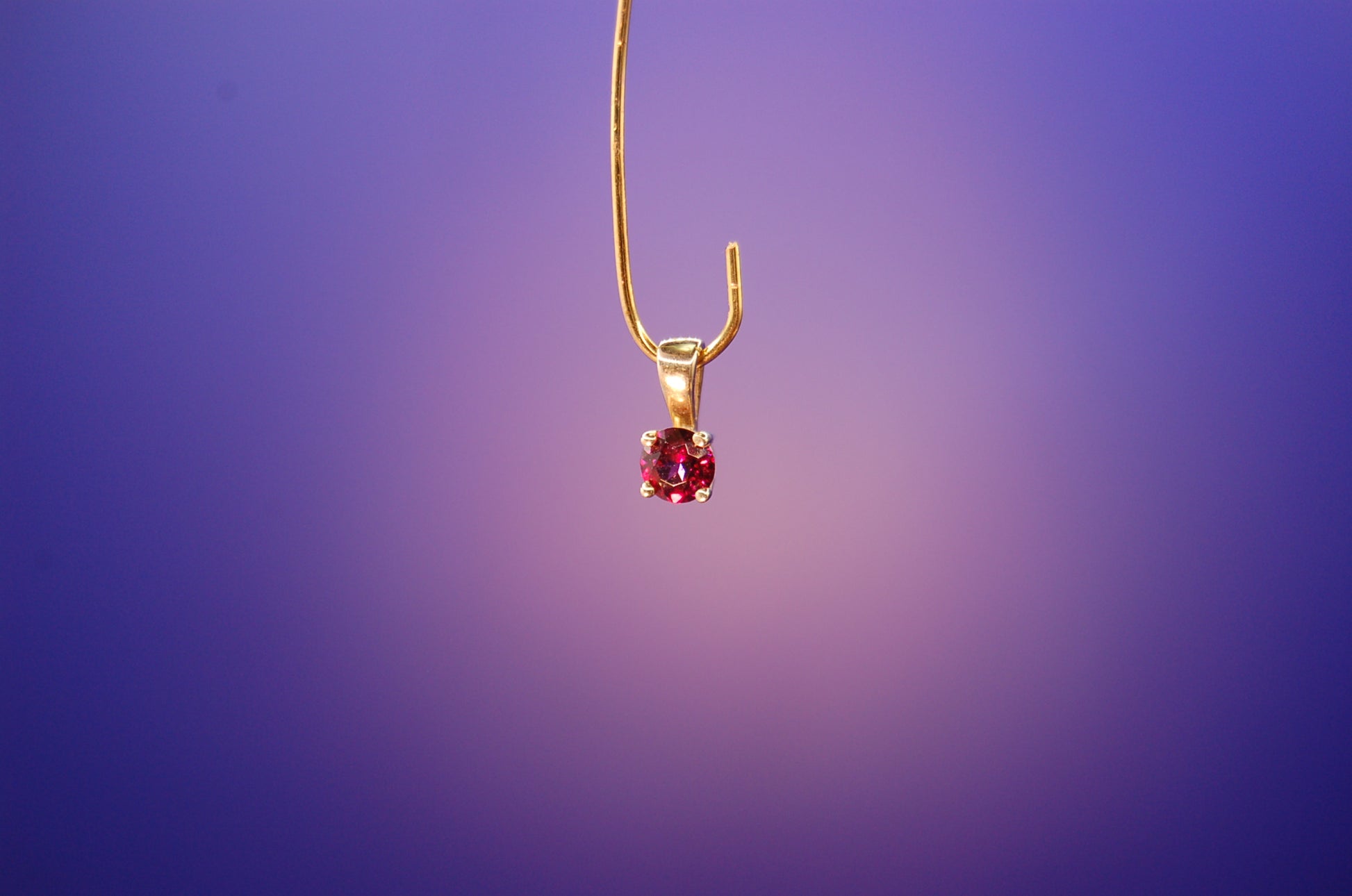 Goldener Anhänger 14 Karat - Seitenansicht mit klassischer Verarbeitung