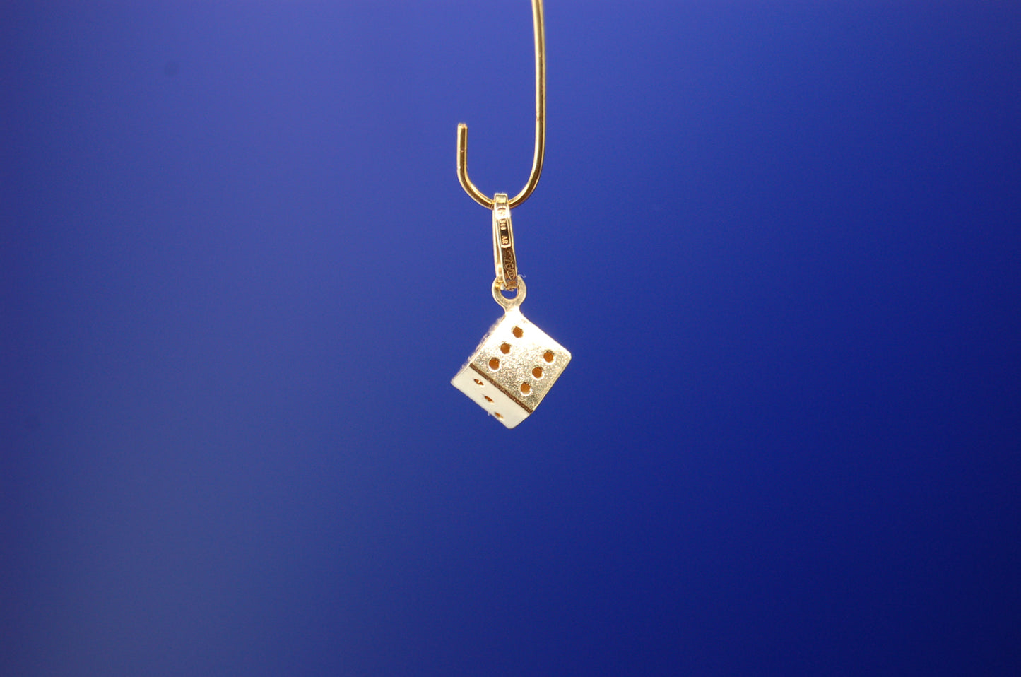 Würfel Anhänger aus 750 Gelbgold - Frontansicht des modernen Goldschmucks