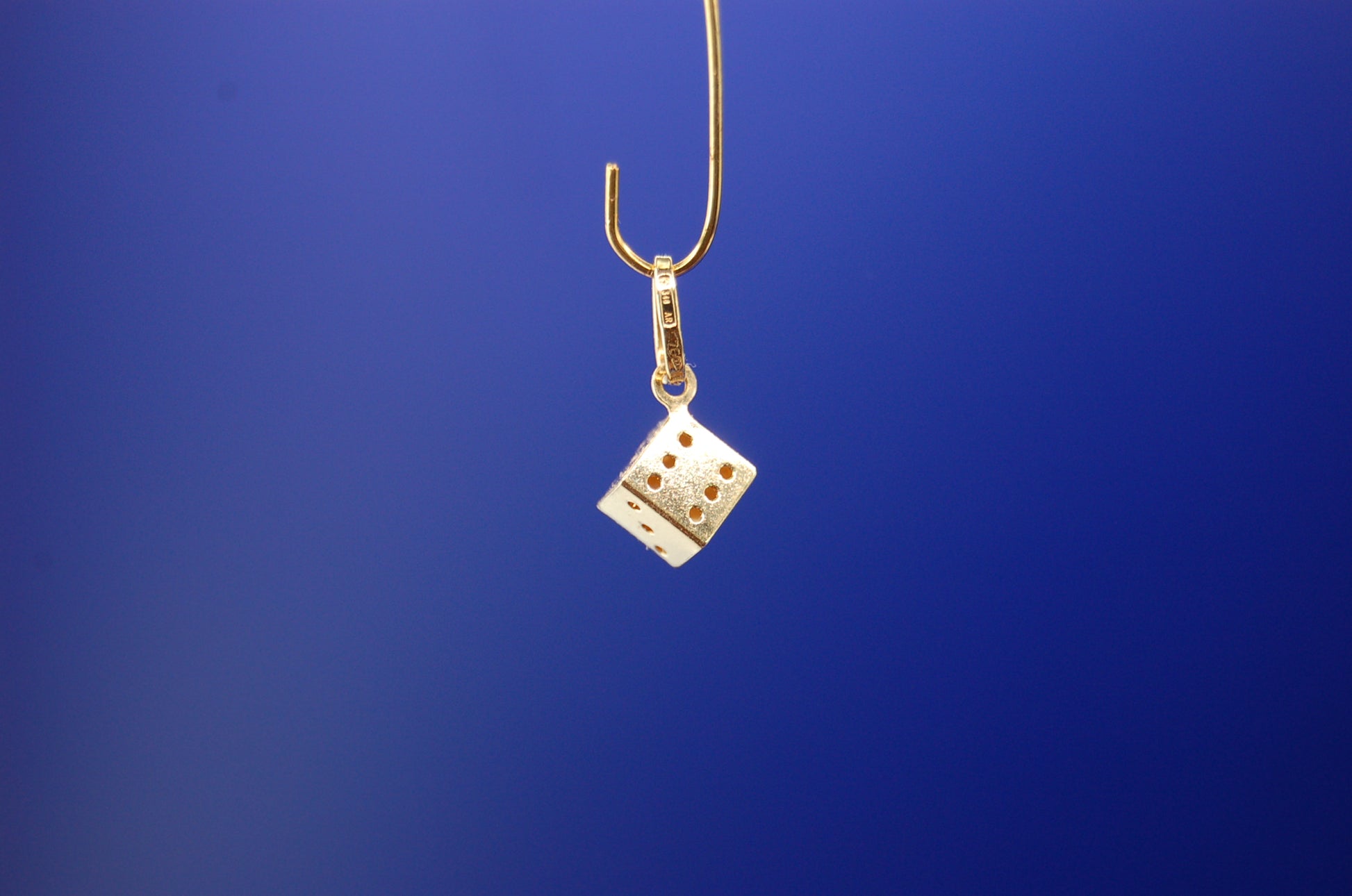 Würfel Anhänger aus 750 Gelbgold - Frontansicht des modernen Goldschmucks