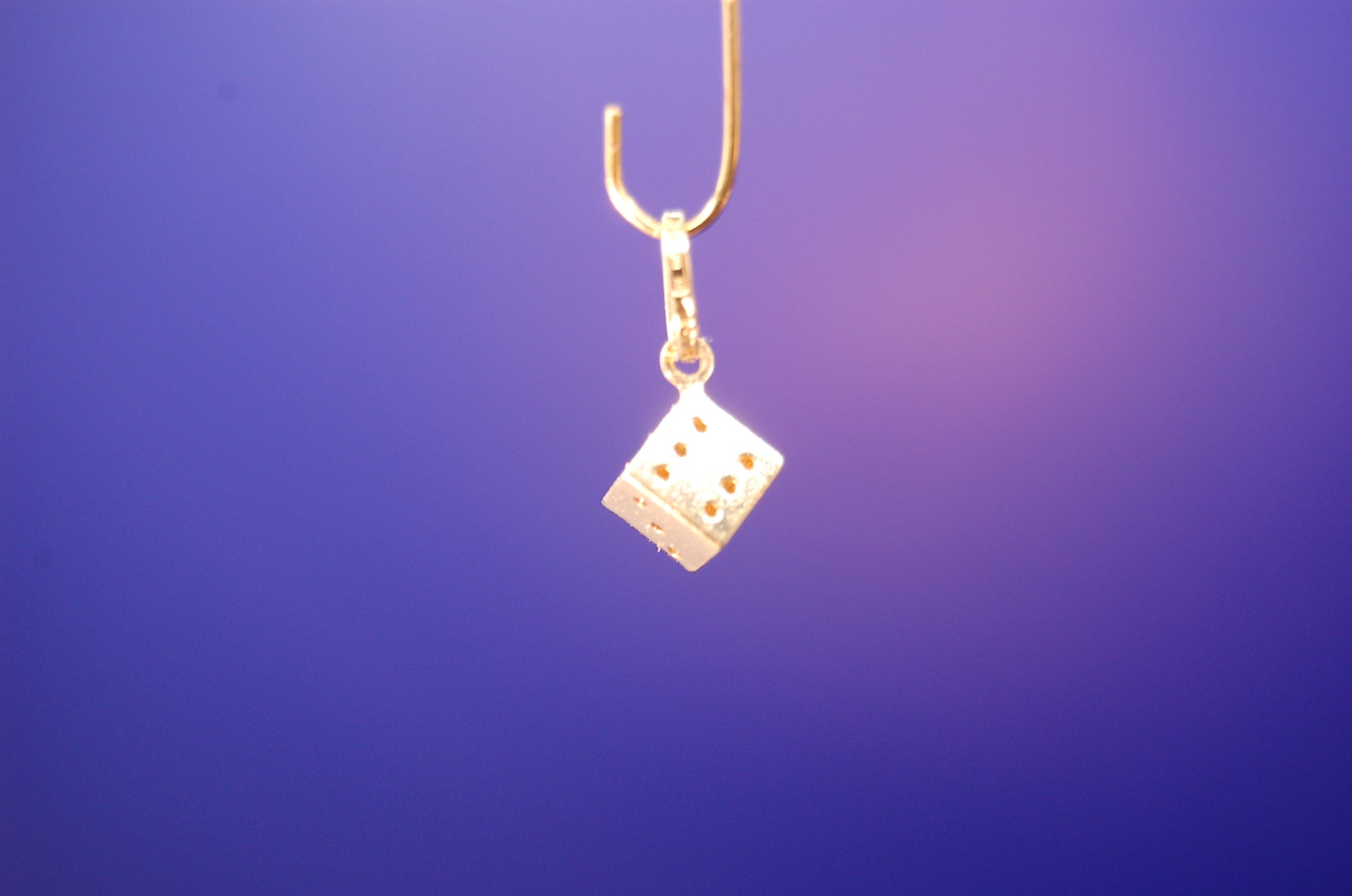 Goldener Würfel Anhänger 18 Karat - Seitenansicht mit geometrischem Design