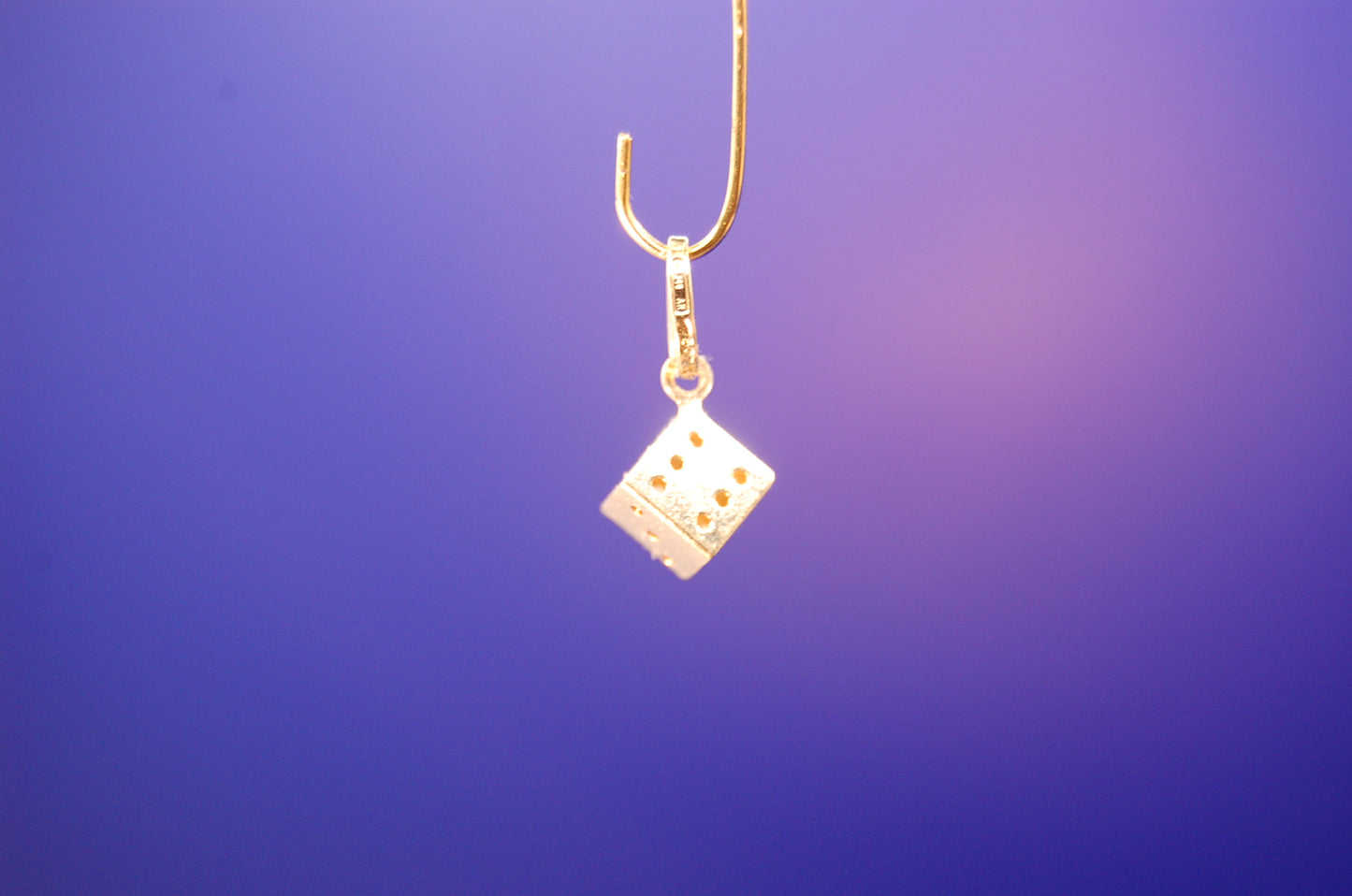 750er Gelbgold Würfel Anhänger - Detailaufnahme der klaren Form
