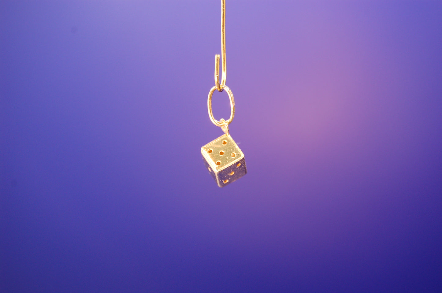 Luxuriöser Würfel-Anhänger 18 Karat - Nahaufnahme der edlen Verarbeitung
