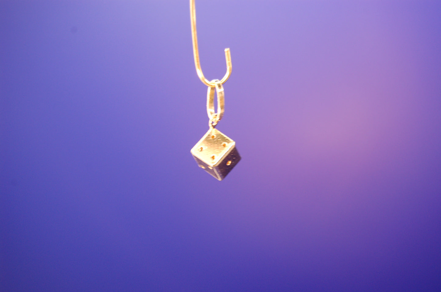 Minimalistischer Goldwürfel Anhänger - Perspektivansicht des modernen Designs