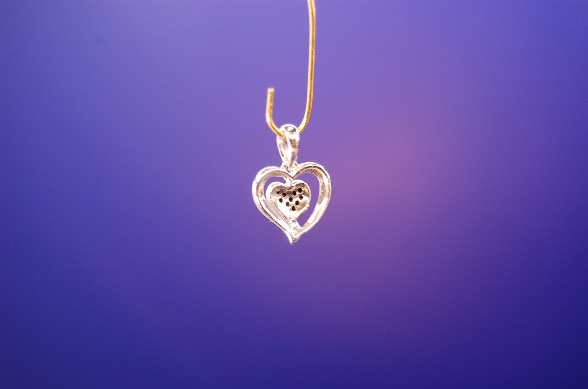 585er Weißgold Herz mit schwarzen Brillanten - Seitenansicht des exklusiven Designs