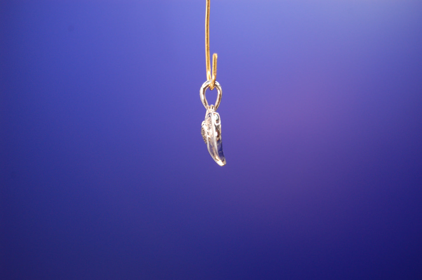 Exklusiver Herz-Anhänger mit schwarzen Diamanten - Nahaufnahme der funkelnden Steine