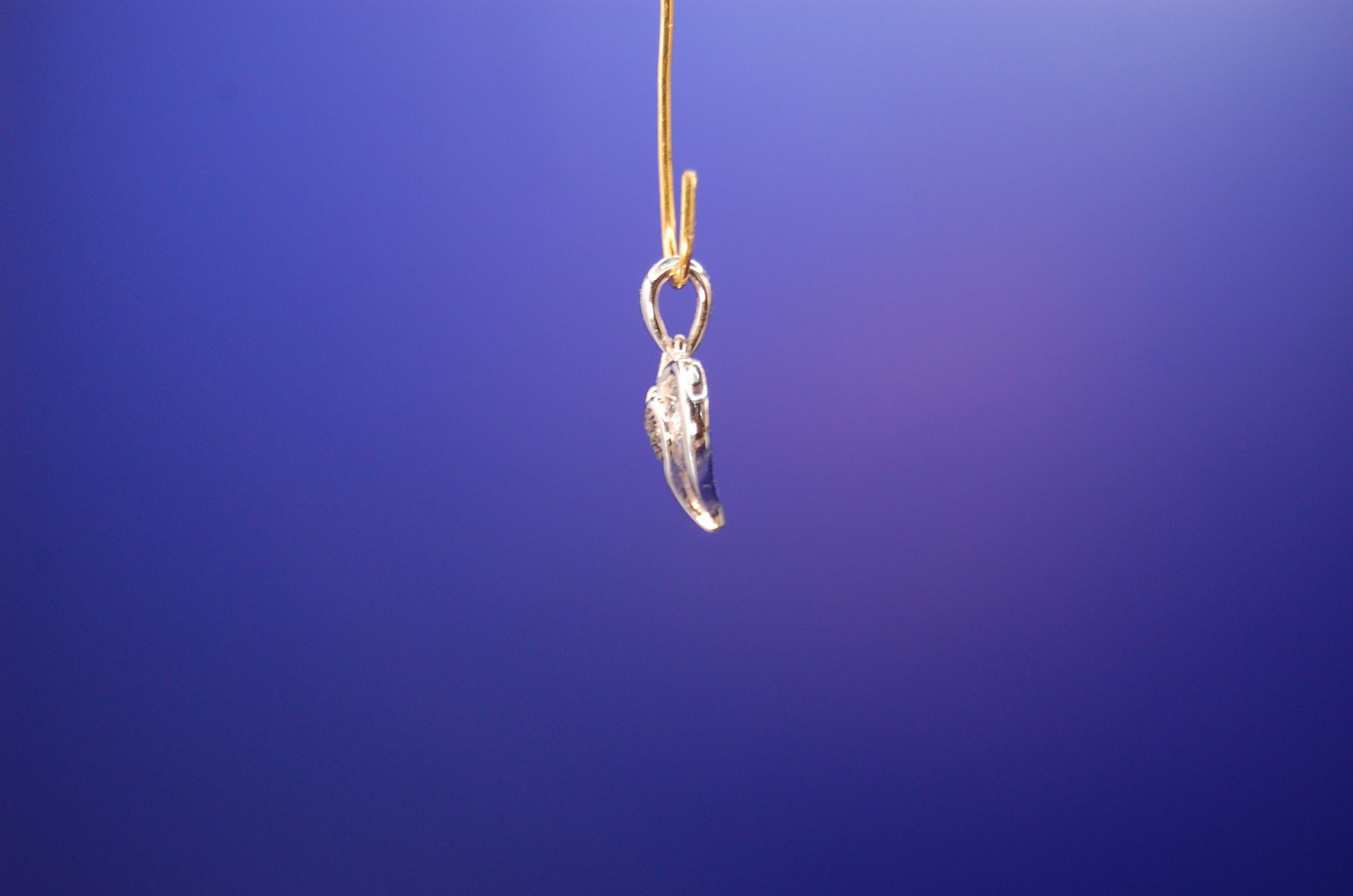 Exklusiver Herz-Anhänger mit schwarzen Diamanten - Nahaufnahme der funkelnden Steine