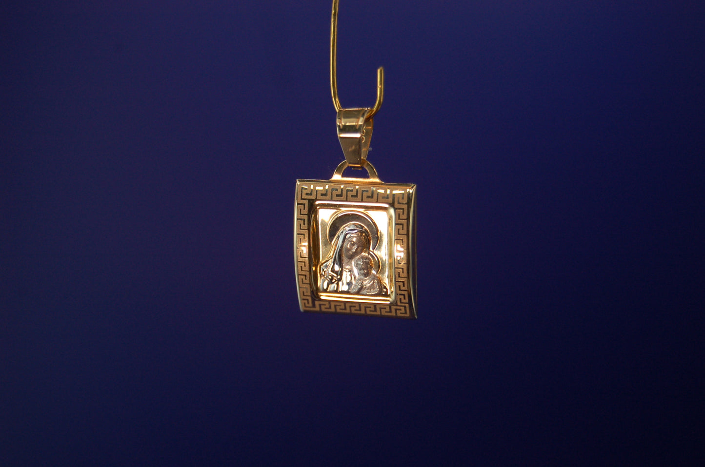 Goldener Mutter-Maria-Anhänger 14 Karat - Detailaufnahme der zweifarbigen Verarbeitung