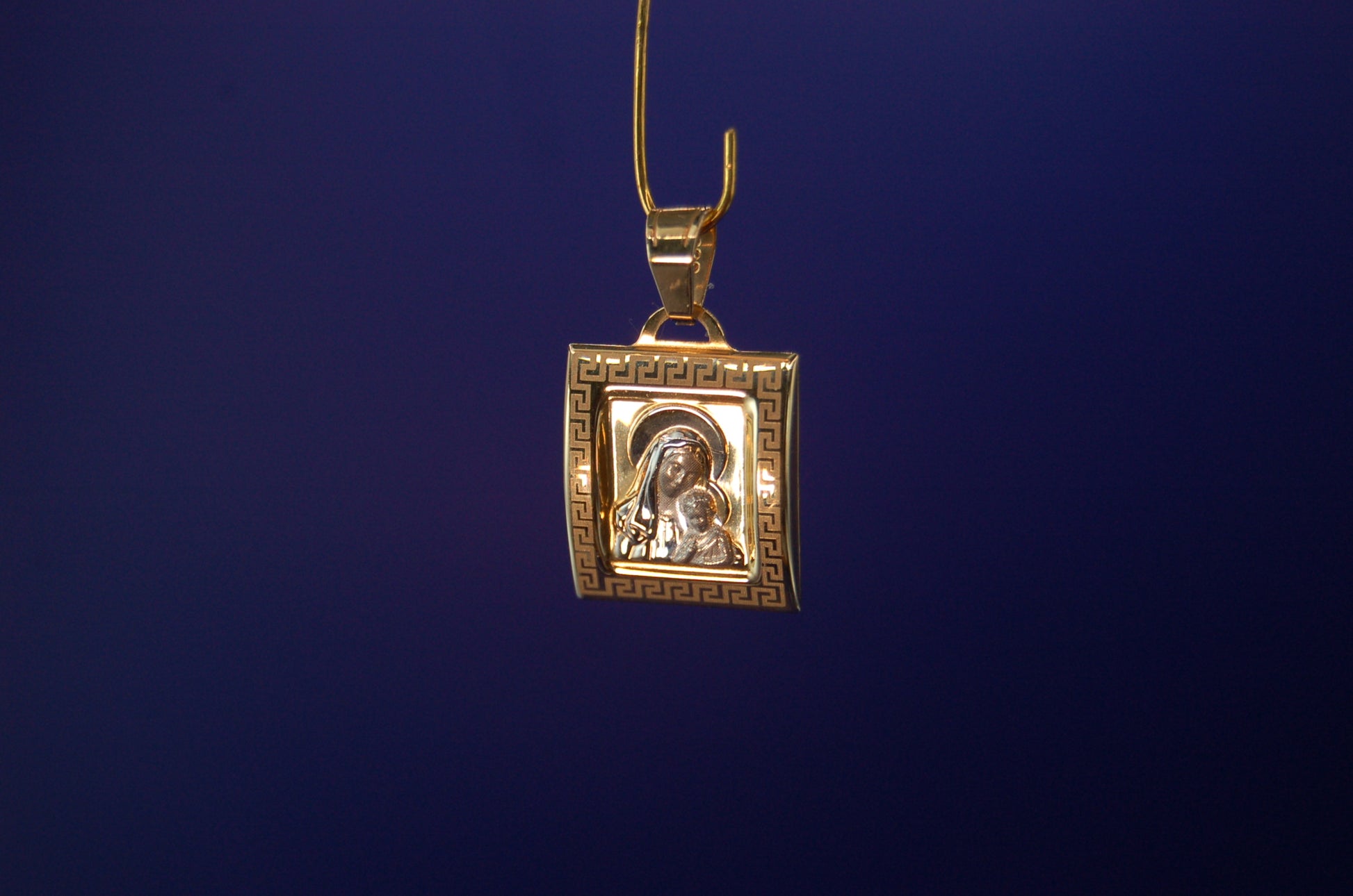 Goldener Mutter-Maria-Anhänger 14 Karat - Detailaufnahme der zweifarbigen Verarbeitung