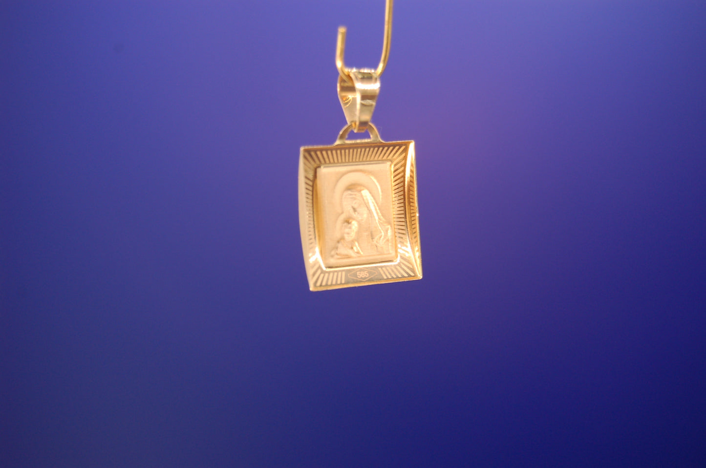 585er Gold Mutter-Maria-Anhänger - Nahaufnahme des spirituellen Motivs