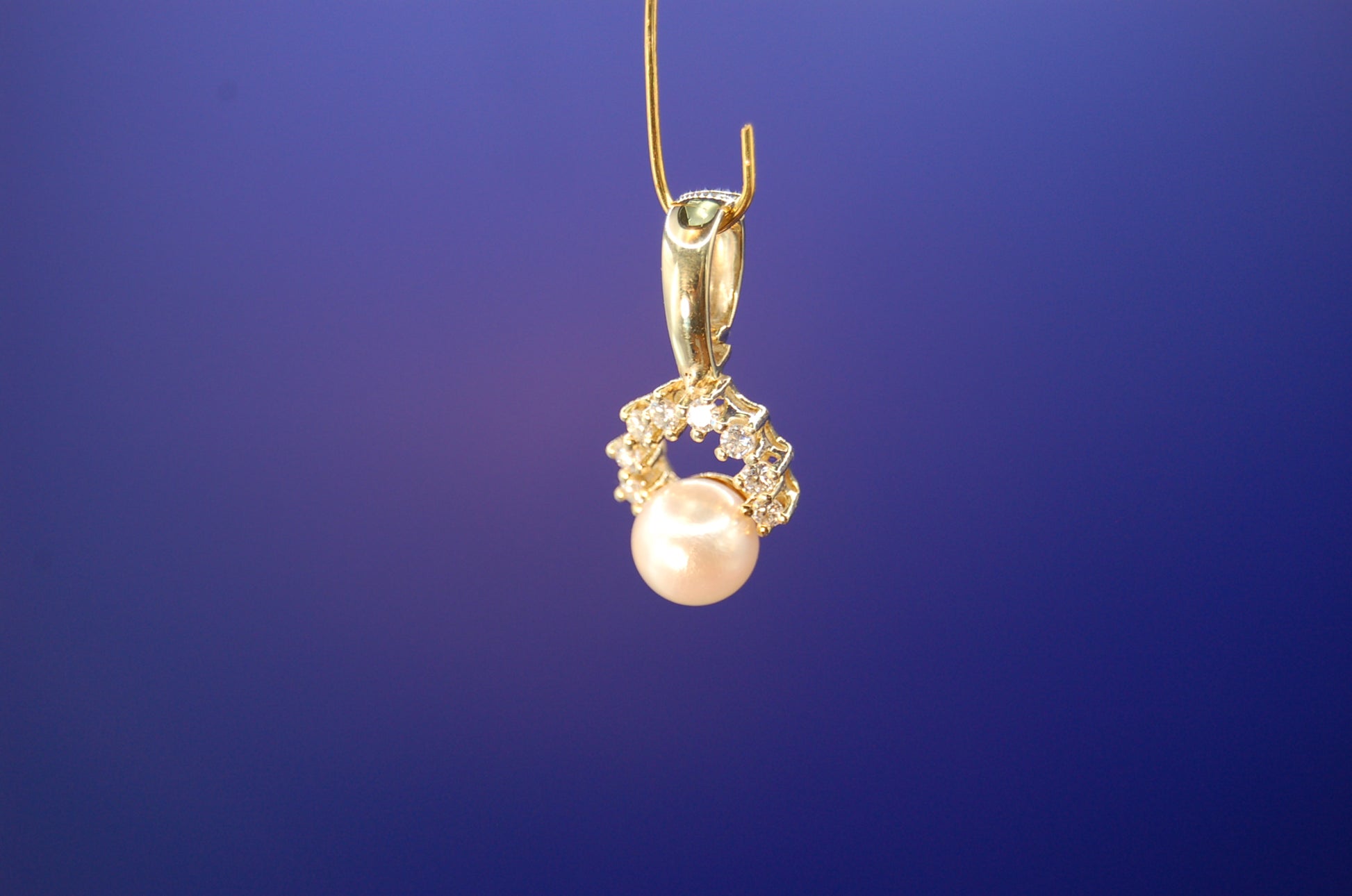 Anhänger aus 585 Gelbgold mit Zirkonia und Süßwasserperle - Frontansicht