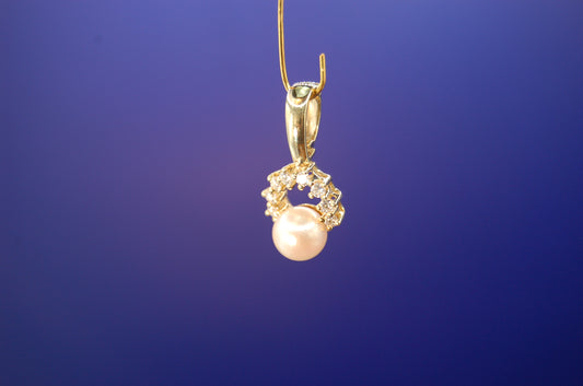 Anhänger aus 585 Gelbgold mit Zirkonia und Süßwasserperle - Frontansicht