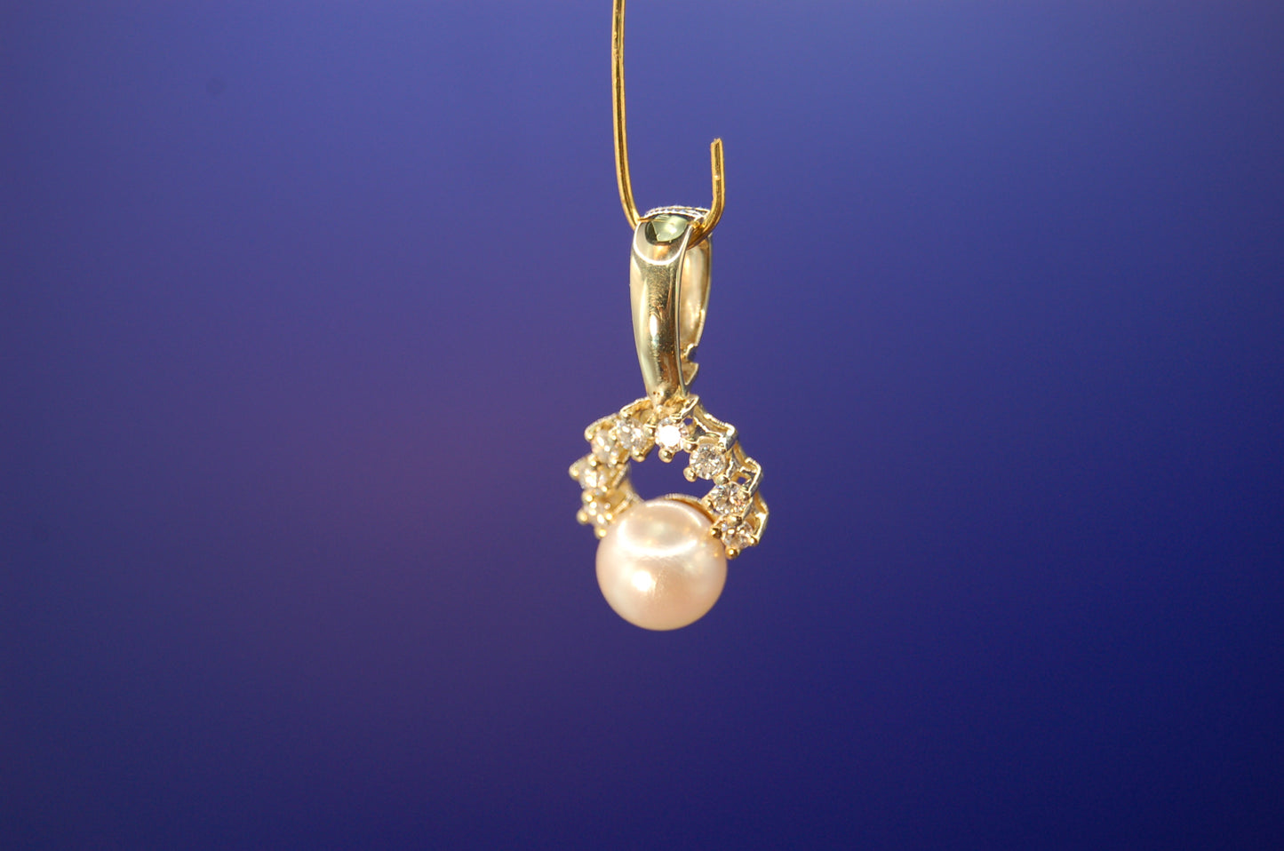 Goldener Anhänger 14 Karat mit Perle - Detailaufnahme der funkelnden Zirkonia